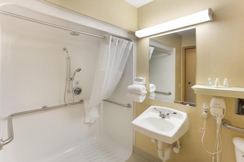 Double Room with Roll In Shower - Mobility Accessible/Non-Smoking interior