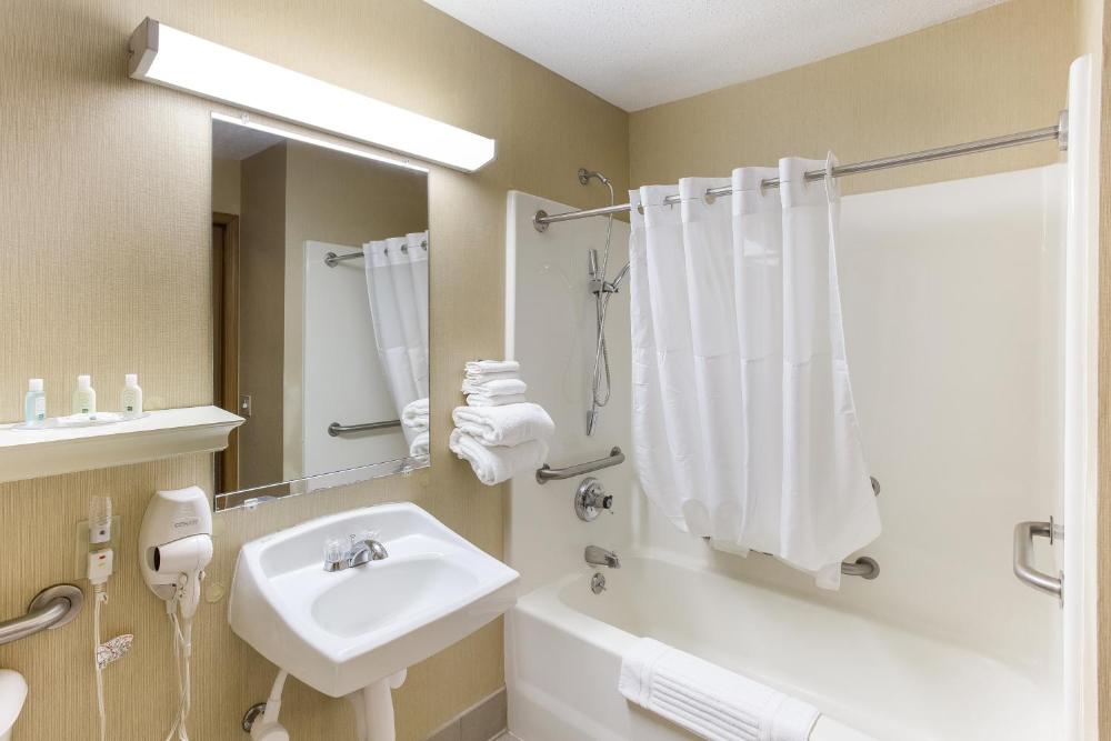 Double Room with Tub - Mobility Accessible/Non-Smoking interior